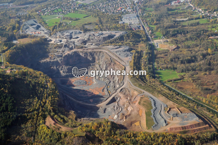 Exploitation d'une roche volcanique ancienne (carrière de trapp) - gryphea.com